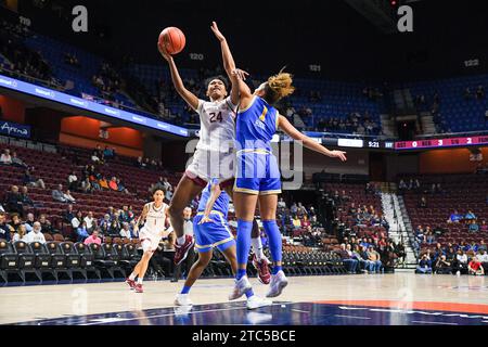 Uncasville, CT, USA. Dezember 2023. Amaya Bonner (24) der Florida State Seminoles schießt den Ball während eines NCAA-Basketballspiels für Frauen in der Invesco QQQ Basketball Hall of Fame Women's Showcase zwischen den Florida State Seminoles und den UCLA Bruins in der Mohegan Sun Arena in Uncasville, CT. Erica Denhoff/CSM/Alamy Live News Stockfoto