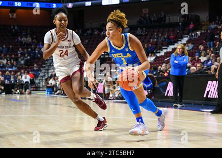 Uncasville, CT, USA. Dezember 2023. Der UCLA Bruins-Schutz Kiki Rice (1) fährt während eines NCAA-Basketballspiels für Frauen in der Invesco QQQ Basketball Hall of Fame Women's Showcase zwischen den Florida State Seminoles und den UCLA Bruins in der Mohegan Sun Arena in Uncasville, CT, zum Korb. Erica Denhoff/CSM/Alamy Live News Stockfoto