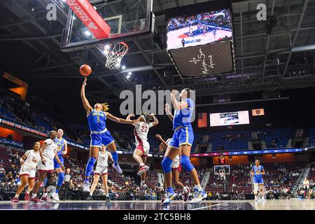 Uncasville, CT, USA. Dezember 2023. Der UCLA Bruins-Guard Kiki Rice (1) schießt den Ball während eines NCAA-Basketballspiels für Frauen in der Invesco QQQ Basketball Hall of Fame Women's Showcase zwischen den Florida State Seminoles und den UCLA Bruins in der Mohegan Sun Arena in Uncasville, CT. Erica Denhoff/CSM/Alamy Live News Stockfoto