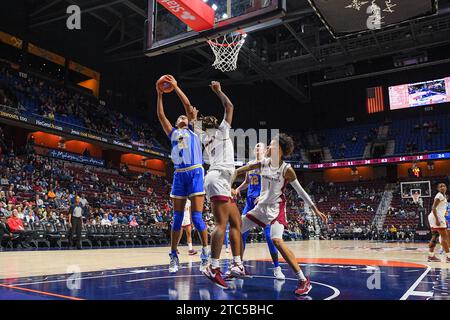 Uncasville, CT, USA. Dezember 2023. Lauren Betts (51), das Zentrum von UCLA Bruins, springt den Ball während eines NCAA-Basketballspiels für Frauen in der Invesco QQQQ Basketball Hall of Fame Women's Showcase zwischen den Florida State Seminoles und den UCLA Bruins in der Mohegan Sun Arena in Uncasville, CT. Erica Denhoff/CSM/Alamy Live News Stockfoto