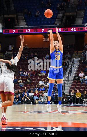 Uncasville, CT, USA. Dezember 2023. UCLA Bruins Stürmer Angela Dugalic (32) schießt den Ball während eines NCAA Frauen Basketballspiels in der Invesco QQQ Basketball Hall of Fame Women's Showcase zwischen den Florida State Seminoles und den UCLA Bruins in der Mohegan Sun Arena in Uncasville, CT. Erica Denhoff/CSM/Alamy Live News Stockfoto