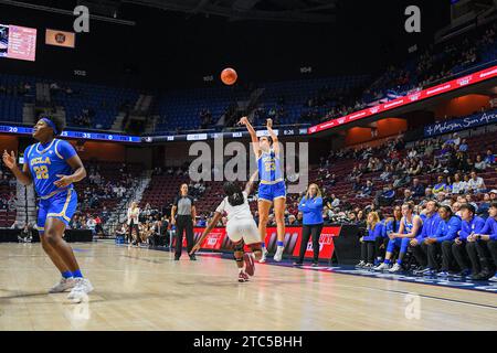 Uncasville, CT, USA. Dezember 2023. UCLA Bruins Stürmer Gabriela Jaquez (23) schießt den Ball während eines NCAA Frauen Basketballspiels in der Invesco QQQ Basketball Hall of Fame Women's Showcase zwischen den Florida State Seminoles und den UCLA Bruins in der Mohegan Sun Arena in Uncasville, CT. Erica Denhoff/CSM/Alamy Live News Stockfoto