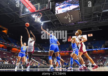 Uncasville, CT, USA. Dezember 2023. Der Garant der Florida State Seminoles Ta'Niya Latson (00) schießt während eines NCAA-Basketballspiels für Frauen in der Invesco QQQQ Basketball Hall of Fame Women's Showcase zwischen den Florida State Seminoles und den UCLA Bruins in der Mohegan Sun Arena in Uncasville, CT. Erica Denhoff/CSM/Alamy Live News Stockfoto