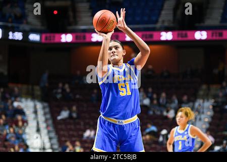 Uncasville, CT, USA. Dezember 2023. Lauren Betts (51) schießt einen Freiwurf während eines NCAA-Basketballspiels für Frauen in der Invesco QQQ Basketball Hall of Fame Women's Showcase zwischen den Florida State Seminoles und den UCLA Bruins in der Mohegan Sun Arena in Uncasville, CT. Erica Denhoff/CSM/Alamy Live News Stockfoto