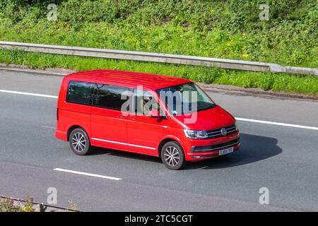 2016 VE Roter VW Caravelle Executive TDI Fensterwagen Stockfoto