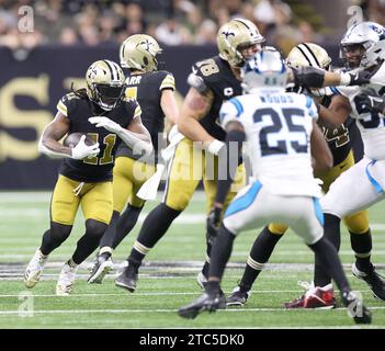 New Orleans, USA. Dezember 2023. Die New Orleans Saints Running Back Alvin Kamara (41) stürmen sich am Sonntag, den 10. Dezember 2023, während eines Spiels der National Football League im Caesars Superdome in New Orleans, Louisiana, um etwas zu Unternehmen. (Foto: Peter G. Forest/SIPA USA) Credit: SIPA USA/Alamy Live News Stockfoto