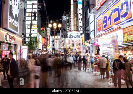 Straßenfotografie von Osaka, Japan im Herbst. Stockfoto