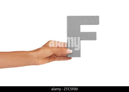 Hände, Großbuchstaben und F im Studio für Alphabet, Schriftzeichen oder das Erlernen der englischen Sprache auf weißem Hintergrund. Nahaufnahme, Frauen- oder Textdesign Stockfoto