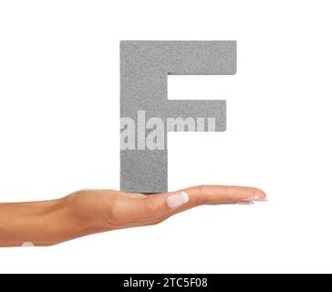 Hände, Person und Großbuchstabe F im Studio für Alphabet, Schriftarten oder das Erlernen der englischen Sprache auf weißem Hintergrund. Nahaufnahme, Textgestaltung und Typografie Stockfoto