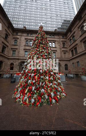 New York City, Usa. Dezember 2023. Der wunderschöne Weihnachtsbaum steht am 10. Dezember 2023 im Innenhof des Lotte New York Palace in New York, New York. (Foto: Gordon Donovan/NurPhoto) Credit: NurPhoto SRL/Alamy Live News Stockfoto