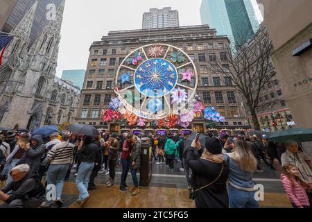 New York City, Usa. Dezember 2023. Menschen machen Fotos mit mobilen Geräten vor dem Hotel, gegenüber der Saks Fifth Avenue in New York, New York, am 10. Dezember 2023. (Foto: Gordon Donovan/NurPhoto) Credit: NurPhoto SRL/Alamy Live News Stockfoto