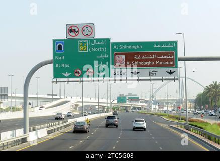 Fahrt nach Sharjah von Dubai in den Vereinigten Arabischen Emiraten. Stockfoto