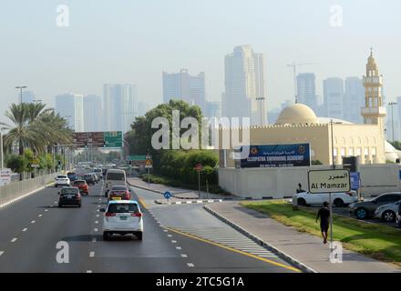 Fahrt nach Sharjah von Dubai in den Vereinigten Arabischen Emiraten. Stockfoto