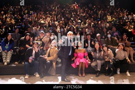 Shanghai, China. Dezember 2023. Luc Besson und Caleb Landry Jones nehmen am 10. Dezember 2023 an der Filmpremiere von DogMan in Shanghai Teil. (Foto: Costfoto/NurPhoto) Credit: NurPhoto SRL/Alamy Live News Stockfoto