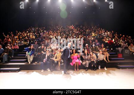 Shanghai, China. Dezember 2023. Luc Besson und Caleb Landry Jones nehmen am 10. Dezember 2023 an der Filmpremiere von DogMan in Shanghai Teil. (Foto: Costfoto/NurPhoto) Credit: NurPhoto SRL/Alamy Live News Stockfoto