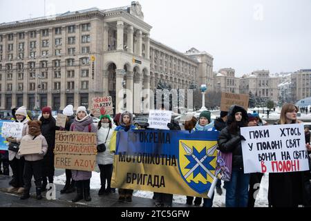 Kiew, Ukraine. Dezember 2023. Verwandte ukrainischer Soldaten, die von Russland gefangen genommen wurden, halten ihre Fotos und Plakate und rufen die Behörden auf, ihre Angehörigen aus russischer Gefangenschaft bei einer Kundgebung in ZentralKiew zurückzubringen. (Foto: Oleksii Chumachenko/SOPA Images/SIPA USA) Credit: SIPA USA/Alamy Live News Stockfoto