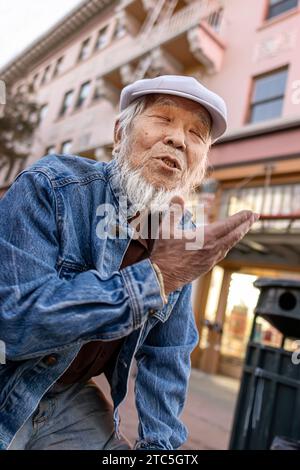 Takashi Tanemori, Überlebender des Hiroshima-Atombombenanschlags und Autor von Hiroshima: Bridge to Forgiveness. Er wurde von der Strahlung der Bombe geblendet. Stockfoto