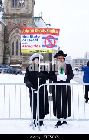 Die antizionistische Gruppe Neturei Karta protestiert gegen Kanadas Demonstration für das jüdische Volk in Ottawa am Parliament Hill. Neturei Karta ist eine religiöse Gruppe haredischer Juden, die 1938 in Jerusalem gegründet wurde, nachdem sie sich von Agudat Yisrael getrennt hatte. Neturei Karta ist eine ultra-orthodoxe jüdische Gruppe, die für ihre vehemente Opposition gegen die Existenz des Staates Israel bekannt ist. er sieht es als Verletzung jüdischer religiöser Prinzipien an. Die Gruppe beteiligt sich aktiv an Anti-Israel-Protesten und setzt sich für eine Demontage des Staates zugunsten einer unpolitischen, auf Tora basierenden jüdischen Gesellschaft ein. (Foto: Shawn G Stockfoto