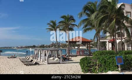 Playa Del Carmen, Mexiko. Dezember 2023. Liegestühle können am Strand des Resorts 'Mamita's' gesehen werden. (Zu dpa 'xxxxx) (zu dpa-KORR 'Scar in Paradise: Maya-Zug rollt durch Mexikos Regenwald') Credit: Andrea Sosa/dpa/Alamy Live News Stockfoto