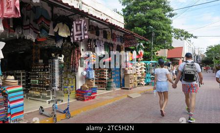 Playa Del Carmen, Mexiko. Dezember 2023. Urlauber schlendern vorbei an Souvenirläden auf der „Quinta Avenida“ (Fifth Avenue) im Zentrum des Resorts. (Zu dpa-KORR 'Scar in Paradise: Mayan Train rollt durch Mexikos Regenwald') Credit: Andrea Sosa/dpa/Alamy Live News Stockfoto