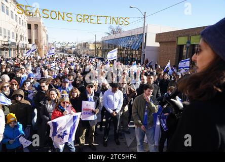 University City, Usa. Dezember 2023. Ein Rabbiner liest ein Gebet vor der Menge vor, bevor er am Sonntag, den 10. Dezember 2023, für Israel in University City, Missouri, marschiert. Foto: Bill Greenblatt/UPI Credit: UPI/Alamy Live News Stockfoto