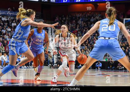 Uncasville, CT, USA. Dezember 2023. Der UConn Huskies-Wärter Paige Bueckers (5) übernimmt den Ball während eines NCAA-Basketballspiels für Frauen in der Invesco QQQQ Basketball Hall of Fame Women's Showcase zwischen den UConn Huskies und den North Carolina Tar Heels in der Mohegan Sun Arena in Uncasville, CT. Erica Denhoff/CSM/Alamy Live News Stockfoto