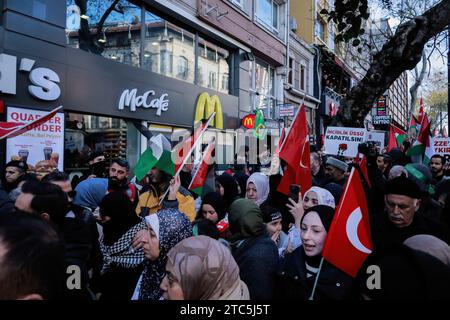 Istanbul, Türkei. Dezember 2023. Türkische Bürger rufen Slogans gegen McDonalds und beschuldigen ihn, Israel während eines von türkischen Nichtregierungsorganisationen organisierten marsches in Solidarität mit dem palästinensischen Volk in Gaza unterstützt zu haben. Quelle: SOPA Images Limited/Alamy Live News Stockfoto