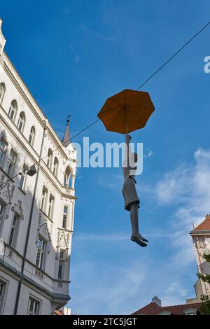 Die Kunstinstallation leichte Unsicherheit, Femme Medium des tschechischen Künstlers Michal Trpak in der Prager Altstadt Stockfoto