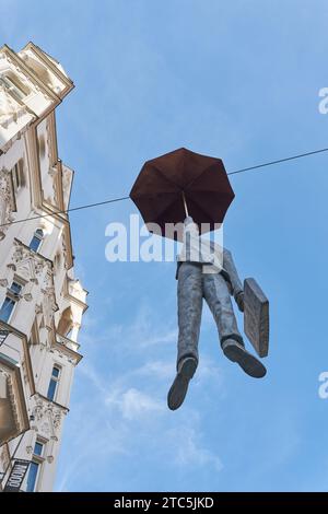 Die Kunstinstallation leichte Unsicherheit, Homme Medium des tschechischen Künstlers Michal Trpak in der Prager Altstadt Stockfoto