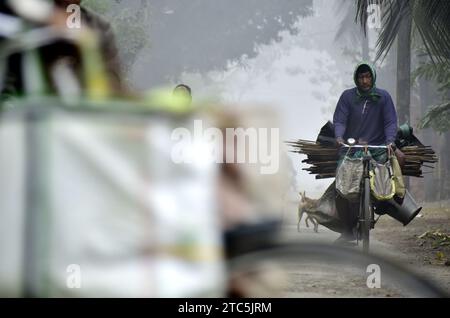 Guwahati, Guwahati, Indien. Dezember 2023. Personen auf dem Weg zum Wochenmarkt im Uttar Para Para Village im Bezirk Baksa in Assam Indien am Sonntag, den 10. Dezember 2023 (Kreditbild: © Dasarath Deka/ZUMA Press Wire) NUR REDAKTIONELLE VERWENDUNG! Nicht für kommerzielle ZWECKE! Stockfoto