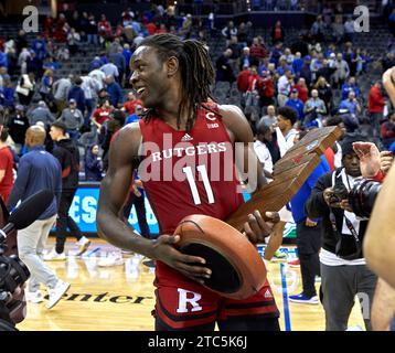 Clifford Omoruyi (11) mit der Trophäe Garden State Hartholz Classic, nachdem er die Seton Hall Pirates am Samstag, den 9. Dezember 2023, im Prudential Center in Newark, New Jersey besiegt hatte. Duncan Williams/CSM Stockfoto