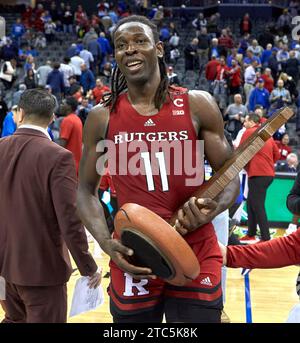 Clifford Omoruyi (11) mit der Trophäe Garden State Hartholz Classic, nachdem er am Samstag, 9. Dezember 2023, im Prudential Center in Newark, New Jersey gegen die Seton Hall Pirates gewonnen hatte. Duncan Williams/CSM Stockfoto