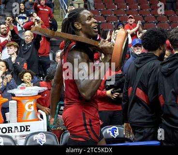 Clifford Omoruyi (11) trägt die Trophäe Garden State Hardwood Classic, nachdem er am Samstag, den 9. Dezember 2023, die Seton Hall Pirates im Prudential Center in Newark, New Jersey besiegt hatte. Duncan Williams/CSM Stockfoto