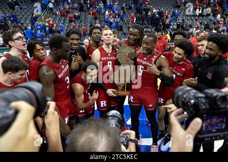 Die Rutgers Scarlet Knights feiern den Sieg des Basketballspiels Garden State Hardwood Classic gegen die Seton Hall Pirates im Prudential Center in Newark, New Jersey am Samstag, den 9. Dezember 2023. Duncan Williams/CSM Stockfoto