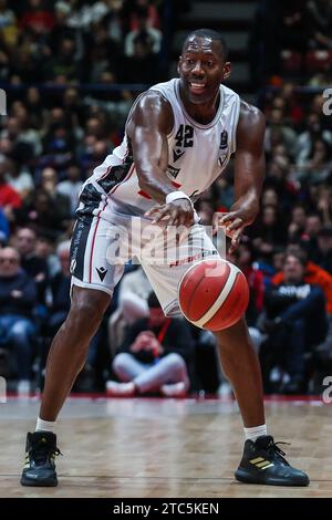 Mailand, Italien. Dezember 2023. Bryant Dunston #42 von Virtus Segafredo Bologna in Aktion während des LBA Lega Basket, Einer regulären Saison 2023/24 zwischen EA7 Emporio Armani Milan und Virtus Segafredo Bologna im Mediolanum Forum. Endergebnis: Emporio Armani Mailand 82 - 80 Virtus Segafredo Bologna (Foto: Fabrizio Carabelli/SOPA Images/SIPA USA) Credit: SIPA USA/Alamy Live News Stockfoto