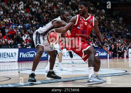 Mailand, Italien. Dezember 2023. Alex Poythress #2 der EA7 Emporio Armani Milan (R) tritt im Rahmen des LBA Lega Basket 2023/24 zwischen EA7 Emporio Armani Milan und Virtus Segafredo Bologna (L) im Mediolanum Forum um den Ball gegen Bryant Dunston #42 von Virtus Segafredo Bologna (L) an. Endergebnis: Emporio Armani Mailand 82 - 80 Virtus Segafredo Bologna (Foto: Fabrizio Carabelli/SOPA Images/SIPA USA) Credit: SIPA USA/Alamy Live News Stockfoto