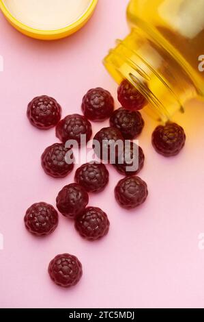 Vitamine für Kinder, Gelee Gummifrüchte Bonbons auf rosa Hintergrund Stockfoto