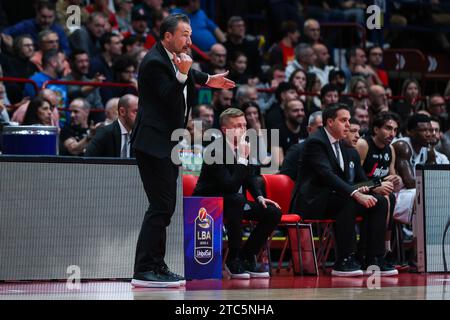 Mailand, Italien. Dezember 2023. Luca Banchi Head Coach von Virtus Segafredo Bologna reagierte während der LBA Lega Basket, Einer regulären Saison 2023/24 zwischen EA7 Emporio Armani Milan und Virtus Segafredo Bologna auf dem Mediolanum Forum. Endergebnis: Emporio Armani Mailand 82 - 80 Virtus Segafredo Bologna Credit: SOPA Images Limited/Alamy Live News Stockfoto