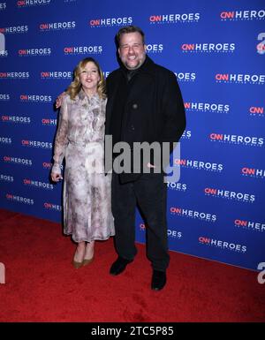 10. Dezember 2023, New York, New York, USA: Edie Falco und Stephen Wallem nehmen am 17. Jährlichen CNN Heroes: An All-Star Tribute im American Museum of Natural History in New York Teil. (Credit Image: © Photo Image Press via ZUMA Press Wire) NUR REDAKTIONELLE VERWENDUNG! Nicht für kommerzielle ZWECKE! Stockfoto