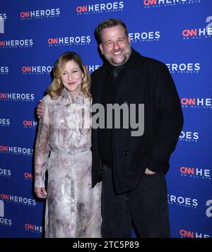 10. Dezember 2023, New York, New York, USA: Edie Falco und Stephen Wallem nehmen am 17. Jährlichen CNN Heroes: An All-Star Tribute im American Museum of Natural History in New York Teil. (Credit Image: © Photo Image Press via ZUMA Press Wire) NUR REDAKTIONELLE VERWENDUNG! Nicht für kommerzielle ZWECKE! Stockfoto