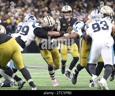 New Orleans, USA. Dezember 2023. Carolina Panthers Defensive Tackle Shy Tuttle (99) kämpft gegen die New Orleans Saints, die am Sonntag, den 10. Dezember 2023 bei einem Spiel der National Football League im Caesars Superdome in New Orleans, Louisiana, zurücklaufen. (Foto: Peter G. Forest/SIPA USA) Credit: SIPA USA/Alamy Live News Stockfoto