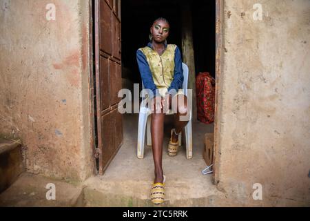 Nairobi, Kenia. November 2023. Das 25-jährige Model Ella Kanini posiert für ein Foto während des Just Fashion Day der Eco Fashion Week Kenia am 23. November 2023 in der Gigiri Artisanal Gallery in Nairobi, Kenia. Afrowema (eine ethische und nachhaltige Modemarke, geboren in Kibera, Kenia, dem größten Slum Afrikas, trägt zur Stärkung der Handwerker in dieser Gemeinde bei und schafft neue Beschäftigungsmöglichkeiten mit neuen und gebrauchten lokalen Materialien) wurde von Tatiana gegründet. Kurz vor der Veranstaltung verbrachte Tatiana in Begleitung von Idah Odeka, einem Model und Umweltaktivist, tagelang mit der Arbeit Stockfoto