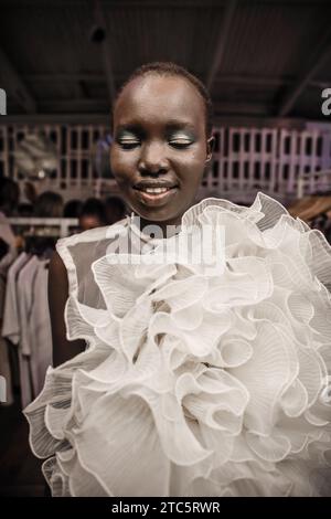 Nairobi, Kenia. November 2023. Das 25-jährige Model Nyibol Kuir wird für ein Foto in der Artisanal Gallery für den Just Fashion Day der Eco Fashion Week Kenia am 23. November 2023 in Nairobi, Kenia, posiert. Afrowema (eine ethische und nachhaltige Modemarke, geboren in Kibera, Kenia, dem größten Slum Afrikas, trägt zur Stärkung der Handwerker in dieser Gemeinde bei und schafft neue Beschäftigungsmöglichkeiten mit neuen und gebrauchten lokalen Materialien) wurde von Tatiana gegründet. Kurz vor der Veranstaltung verbrachte Tatiana in Begleitung von Idah Odeka, einem Model und Umweltaktivist, tagelang mit dem Personal Stockfoto