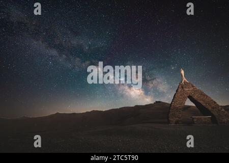 Eine nächtliche Landschaft mit dem Denkmal von Virgen de las Nieves im Vordergrund Stockfoto