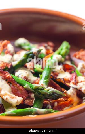 Grüner Spargel mit Speck und Senfsoße Stockfoto