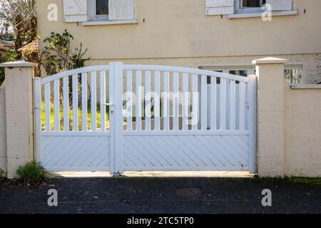 Weiße Tür Aluminium Tor Stahllatten Portal Eingang Haus Eingang Vorort Haus Haus Zugang Stockfoto