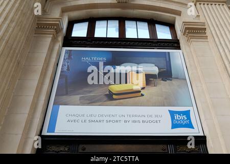 Bordeaux , Frankreich - 12 04 2023 : das Logo und der Markentext der ibis Budget Hotels auf dem Wandgebäude des Werbehotels Stockfoto