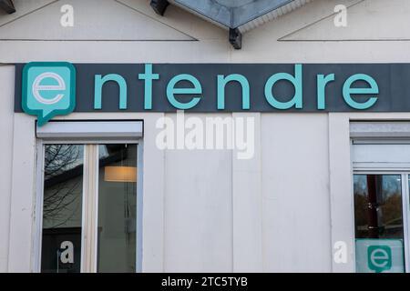 Bordeaux , Frankreich - 11 29 2023 : Enendre Logo Marke und Boutique Text Schild Geschäft Wandfassade Hörgerät Shop Eingang Stockfoto