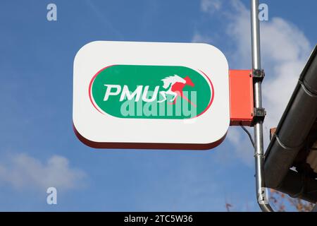 Bordeaux , Frankreich - 11 29 2023 : PMU Logo Marke und Textschild Fassadenladen französische Eingangsagentur für Pferderennwette Sportorganisation Bürowand Stockfoto