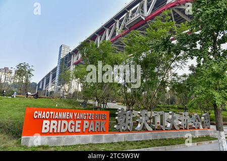 Der Sightseeing-Aufzug und der Park unter der Chaotianmen Yangtze River Bridge sind fertiggestellt und für die Öffentlichkeit zugänglich in Chongqing, China, 8. Dezember 202 Stockfoto